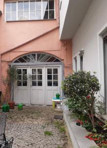 a pink house with a door and a patio at Zentrales City Apartment im Zentrum aber trotzdem ruhig in Bamberg