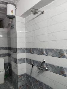 une salle de bain avec un lavabo et des toilettes dans l'établissement guest house UGS, à Jodhpur