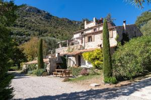 Nespecifikovaný výhled na hory nebo výhled na hory při pohledu z vily