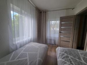 Postel nebo postele na pokoji v ubytování Nakvynė Akmenėje -Pušyno pašonėje-