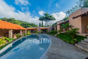 a swimming pool in the courtyard of a house at Casa Nära Hotel in El Sucio
