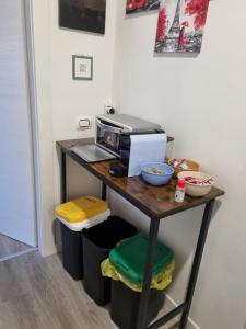 Una mesa con una impresora encima en Affittacamere Ely, en San Giorgio di Nogaro