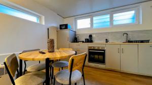 Η κουζίνα ή μικρή κουζίνα στο Chez Margueritte, Cosy, Jacuzzi & Parking Facile