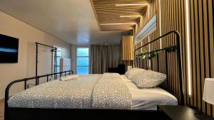 Ένα ή περισσότερα κρεβάτια σε δωμάτιο στο Chez Margueritte, Cosy, Jacuzzi & Parking Facile