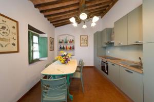 Η κουζίνα ή μικρή κουζίνα στο La Vivaldina Country House with Pool, Val di Cornia