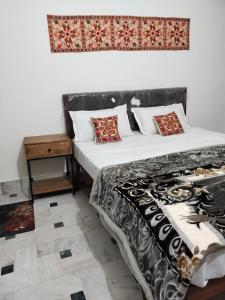 deux lits côte à côte dans une pièce dans l'établissement guest house UGS, à Jodhpur