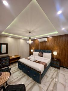 Ένα ή περισσότερα κρεβάτια σε δωμάτιο στο Ortus - Murree Hills +42 φωτογραφίες