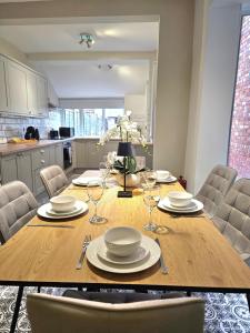 Kuchyň nebo kuchyňský kout v ubytování Albert House, 4-Bed Home, Free Parking & Garden