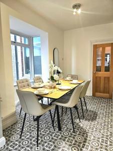 Fotografie z fotogalerie ubytování Albert House, 4-Bed Home, Free Parking & Garden v destinaci Hull + 28 fotografií