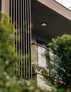 einen Balkon eines Gebäudes mit einem Tisch darauf in der Unterkunft Vesta Rooms in Antalya