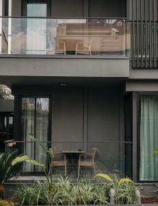 ein Haus mit einem Balkon mit einem Tisch und Stühlen in der Unterkunft Vesta Rooms in Antalya