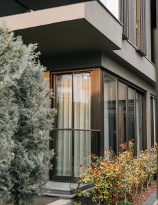 ein Haus mit Glastüren an der Seite in der Unterkunft Vesta Rooms in Antalya