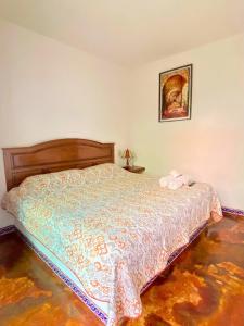 Un dormitorio con una cama y un cuadro en la pared. en Hotel Casa Maximiliano, en Tepoztlán 3 fotos más