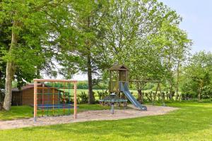 克隆斯加尔德Ferienwohnung Familienkoje mit Meerblick Kronsgaard的有滑梯和秋千的游乐场