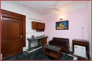 O bucătărie sau chicinetă la Ram Path Road Homestay Narayan Niwas Near Ram janam Bhoomi and Nageshwarnath Temple - Parking and Free Wifi Facility - Fully Air conditioning Comfortable Room - Best Budget Homestay IN Ayodhya