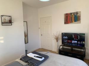 Μια τηλεόραση ή/και κέντρο ψυχαγωγίας στο Douglas Apartment - Trains to Edin & Glasgow - Private Parking