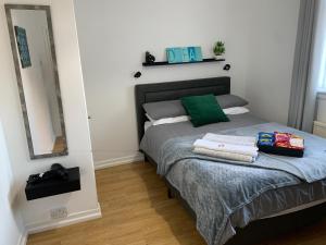 Ένα ή περισσότερα κρεβάτια σε δωμάτιο στο Douglas Apartment - Trains to Edin & Glasgow - Private Parking +14 φωτογραφίες