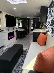 Gallery image of Sleek, Modern, Pet Friendly Custom Tour Bus! in Clermont