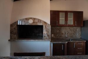 una cucina con un lavello e un piano di lavoro di Duplex Espaçoso - Praia e Centro - Garagem Fechada e Área Gourmet a Xangri-lá Altre 35 foto