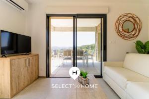 Televiisor ja/või meelelahutuskeskus majutusasutuses SELECT'soHOME - T3 - Résidence avec piscine et cascade ! - CAPNAT-C03