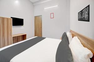 a bedroom with a bed and a flat screen tv at Super HOTEL O ROYAL GUEST HOUSE in Rānchī