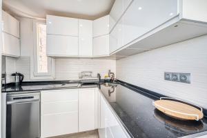 Η κουζίνα ή μικρή κουζίνα στο First Line with Views - 6 Guests