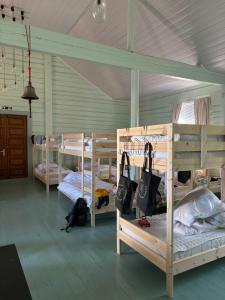 - une chambre avec 4 lits superposés dans une maison dans l'établissement Kræmmervika Rorbuer - Rustic Cabins & Hostel in Lofoten, à Ballstad
