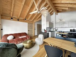 un salon avec un canapé et une table dans l'établissement DBA302 Appartement standing 6 pers, aux Carroz d'Arâches