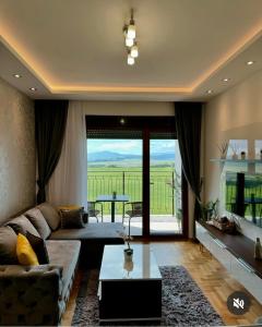 ein Wohnzimmer mit Sofa und Tisch in der Unterkunft Heli Zlatibor in Zlatibor