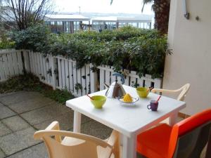 - une table blanche avec une bouilloire dans l'établissement Appartement avec terrasse, climatisation et animaux admis, proche des Thermes - FR-1-503-38, à Balaruc-les-Bains
