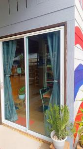 una porta scorrevole in vetro di una casa con piante di Stop by stay Pai a Pai Altre 43 foto