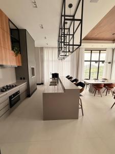 Kuchyň nebo kuchyňský kout v ubytování New Brava Breeze with Luxury and Exclusivity