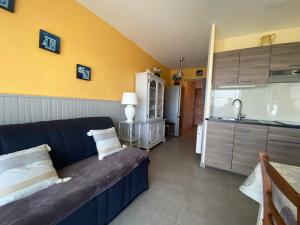 Kuchyň nebo kuchyňský kout v ubytování T2 avec balcon, clim, parking public proche - Balaruc-les-Bains - FR-1-503-75