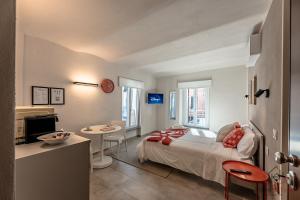 Ένα ή περισσότερα κρεβάτια σε δωμάτιο στο Alta Via 1 - Free Parking - Sea 20 min - A-C