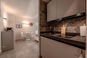 Η κουζίνα ή μικρή κουζίνα στο Alta Via 1 - Free Parking - Sea 20 min - A-C +18 φωτογραφίες