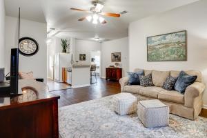 Un lugar para sentarse en 1 Mi to Historic Dtwn Weatherford Home with Yard