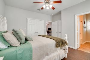 Una cama o camas en una habitación de 1 Mi to Historic Dtwn Weatherford Home with Yard