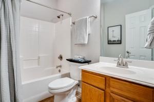 Un baño de 1 Mi to Historic Dtwn Weatherford Home with Yard 16 fotos más