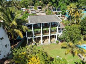 una vista aérea de una casa con palmeras en Hiding Unawatuna, en Unawatuna