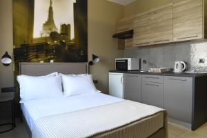 Кухня или мини-кухня в 4 Seasons Luxury Apartments
