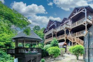 un grande edificio con un gazebo di fronte di Banner Crest a Banner Elk