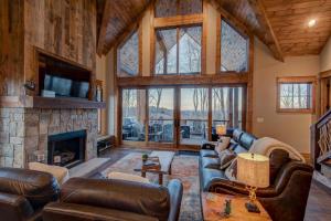 Una sala de estar con muebles de cuero y chimenea. en Happy Trails at Eagles Nest, en Elk Park