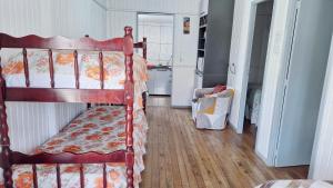 Postel nebo postele na pokoji v ubytování CASA de 2 quartos com 2 ares-condicionados em TORRES-RS - Na mais bela praia Gaúcha - Cozinha - Banheiro - TV smart 32 e Wi-Fi - Estacionamento - Anfitriã Superhost no BnB