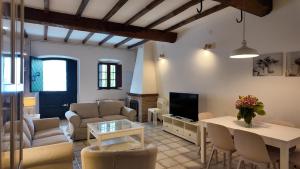 ein Wohnzimmer mit Sofa und Tisch in der Unterkunft La Casita de Llanes Parres in Parres de Llanes