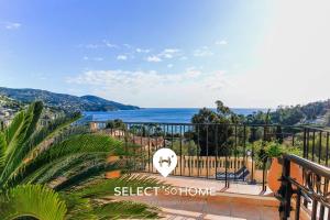une vue sur l'océan depuis le balcon d'une maison dans l'établissement SELECT'SO HOME - Villa PANORAMA - Services hôteliers & prestations de qualité, au Lavandou