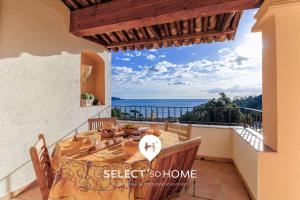 une salle à manger avec une table et une vue sur l'océan dans l'établissement SELECT'SO HOME - Villa PANORAMA - Services hôteliers & prestations de qualité, au Lavandou 6 autres photos
