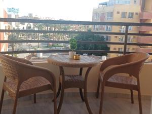 En balkon eller terrasse på Luxury Studio, pool, Private beach & close to Airport