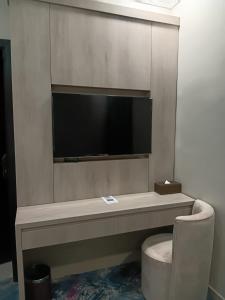 Μια τηλεόραση ή/και κέντρο ψυχαγωγίας στο The High View Hotel - ذا هاي فيو