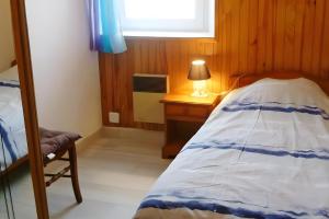 Ένα ή περισσότερα κρεβάτια σε δωμάτιο στο Gite du Menhir 2km plage