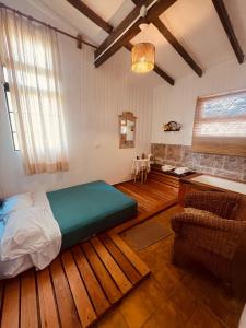 ein Schlafzimmer mit einem Bett und einer Badewanne. in der Unterkunft Casa Qi in Villa Giardino + 25 Fotos